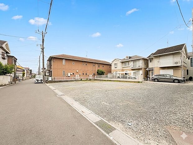 【前面道路】家の前をまっすぐの通りが走っている。クルマは少なく、人々は毎朝、ウォーキング、ジョギング、犬の散歩など、フリーな朝時間を過ごしている。＊CGにより晴天に変えています
