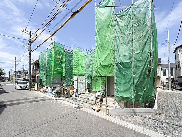 【前面道路】家の前をまっすぐの通りが走っている。クルマは少なく、人々は毎朝、ウォーキング、ジョギング、犬の散歩など、フリーな朝時間を過ごしている。*CGにより晴天に変えています