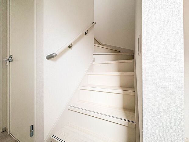 【手すり付階段】手すりがないと階段の昇り降りで危険なことはもちろん、壁に手をつきながら歩くことで壁紙が汚れやすくなります。すべての方に快適に昇り降りしていただくため、手すりを設置しました。