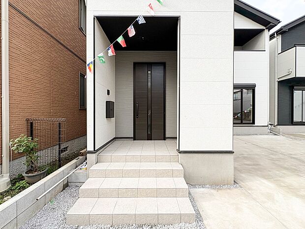 【玄関】家の顔となる玄関は、高いデザイン性が求められます。高級感と断熱性、防犯性に優れた玄関ドアを標準装備。ピッキング対策のセキュリティサムターン等、防犯に考慮しました。