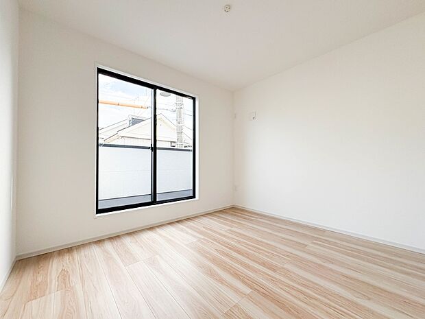 【子供部屋5.7帖】お子様のお部屋にぴったりなクロークを備えたフローリング仕様の洋室です。