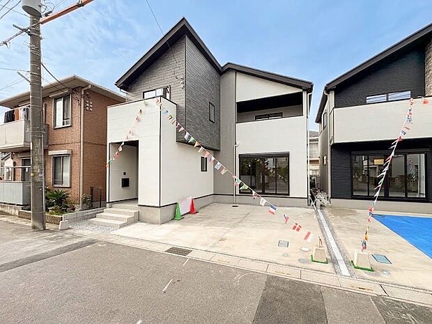 【外観】家族の温かさと陽光の暖かさ、楽しい毎日と明るい未来を予感させる「空間が織り成すひとつ先の住み心地」を演出します。＊CGにより晴天に変えています