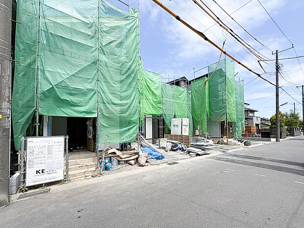 【前面道路】家の前をまっすぐの通りが走っている。クルマは少なく、人々は毎朝、ウォーキング、ジョギング、犬の散歩など、フリーな朝時間を過ごしている。＊CGにより晴天に変えています