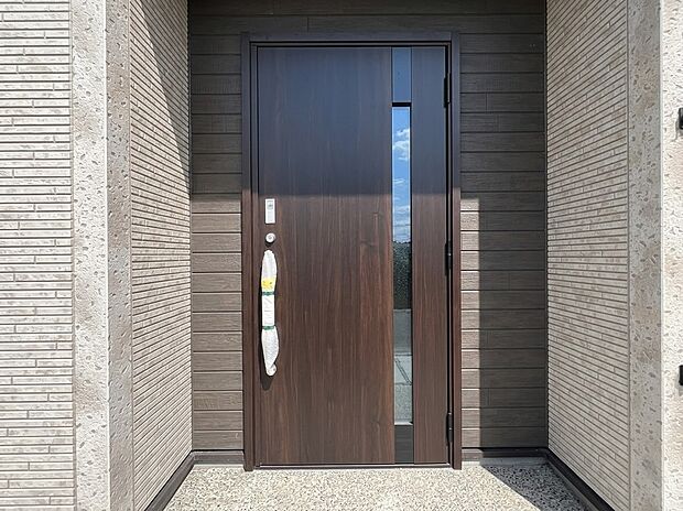 ＜玄関＞家の顔となる玄関は、高いデザイン性が求められます。高級感と断熱性、防犯性に優れた玄関ドアを標準装備。ピッキング対策のセキュリティサムターン等、防犯に考慮しました。