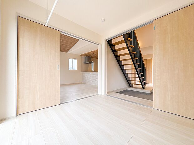 【子供部屋4.5帖】お子様のお部屋にぴったりなクロークを備えたフローリング仕様の洋室です。