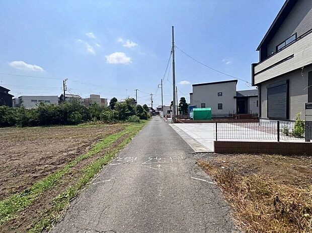 【前面道路】家の前をまっすぐの通りが走っている。クルマは少なく、人々は毎朝、ウォーキング、ジョギング、犬の散歩など、フリーな朝時間を過ごしている。