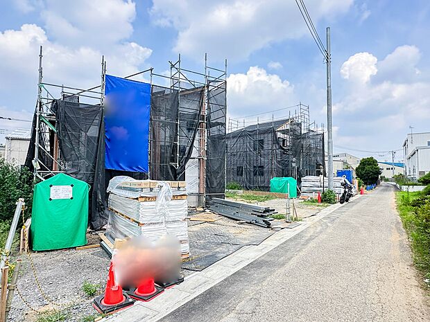 【前面道路】家の前をまっすぐの通りが走っている。クルマは少なく、人々は毎朝、ウォーキング、ジョギング、犬の散歩など、フリーな朝時間を過ごしている。