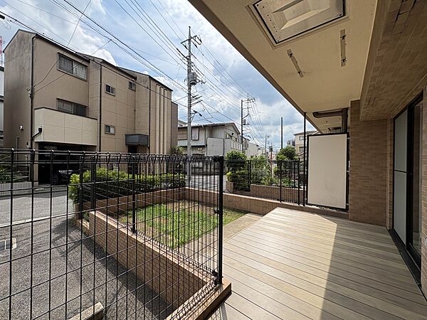【バルコニー】  バルコニーから差し込む陽光・通風は、住環境・快適性と共に有り続ける貴重な「財産」です。