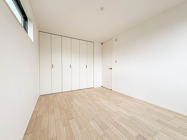 【洋室6帖】たっぷりの収納も配備、片付いた空間。陽光も明るく開放的な空間が魅力的