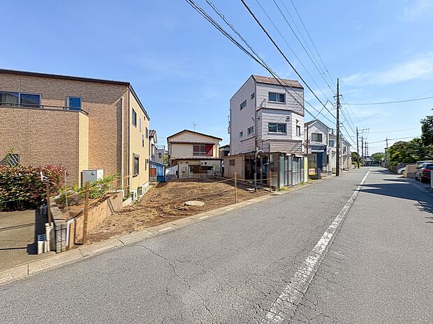 【前面道路】家の前をまっすぐの通りが走っている。クルマは少なく、人々は毎朝、ウォーキング、ジョギング、犬の散歩など、フリーな朝時間を過ごしている。