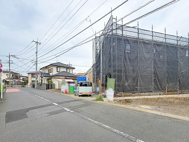 【前面道路】家の前をまっすぐの通りが走っている。クルマは少なく、人々は毎朝、ウォーキング、ジョギング、犬の散歩など、フリーな朝時間を過ごしている。