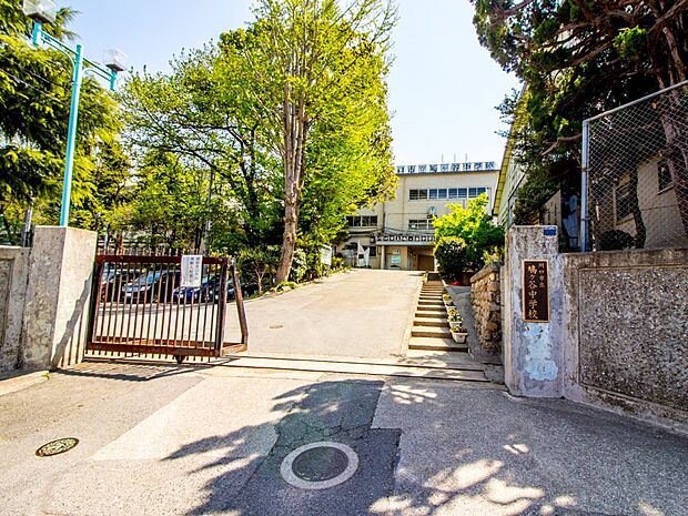中学校 350m 鳩ヶ谷中学校(鳩ヶ谷中学校(キーワードは、伸ばす。自分の可能性を伸ばそう。信じよう。私たちはすべての生徒に可能性をみます。それを未来に咲かせてあげたい。生徒は光るダイヤモン…