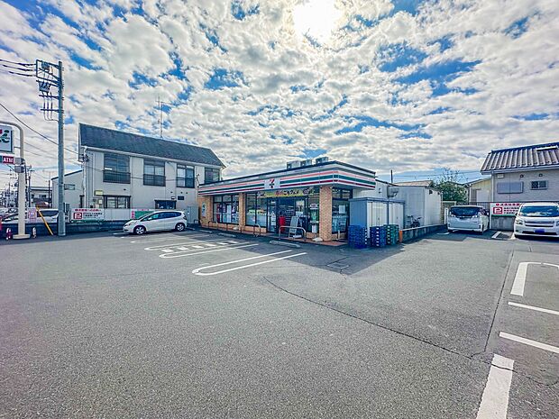 コンビニ 650m セブンイレブン川口安行慈林店(セブンイレブンは近くて便利を掲げています。近くとは、心の近さ。便利とはモノが期待以上の品質でお客さまに届くこと。セブン銀行など新しいサービス…