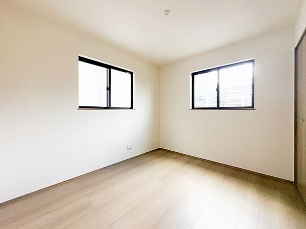B号棟【子供部屋5.25帖】お子様のお部屋にぴったりなクロークを備えたフローリング仕様の洋室です。