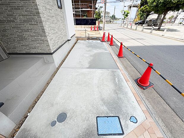 B号棟【駐車場】毎日の生活にマイカーが必須という方は、購入を検討する際、駐車場があることは大事な条件です。毎日の通勤や家族の送迎、買い物やお出かけなどクルマのある暮らしを満喫したい方は要チェ…