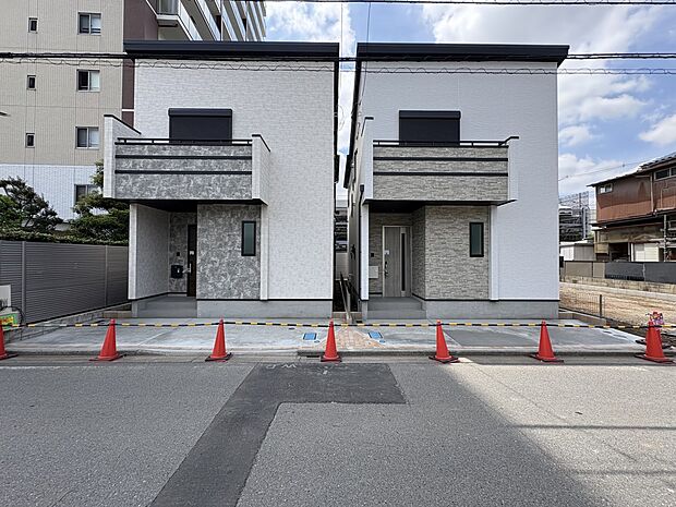C号棟【外観】堂々たる趣ながら、主張し過ぎずどこか余裕を感じさせるシャープなフォルムで佇む邸宅は、晴天の空と照らし合わせる事で、本来あるべき完成形の姿を見せてくれます。