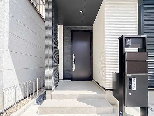 【玄関】家の顔となる玄関は、高いデザイン性が求められます。高級感と断熱性、防犯性に優れた玄関ドアを標準装備。ピッキング対策のセキュリティサムターン等、防犯に考慮しました。