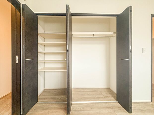 1号棟【収納】各部屋を最大限に広く使って頂ける様、全居住スペースに収納付。プライベートルームはゆったりと快適に。