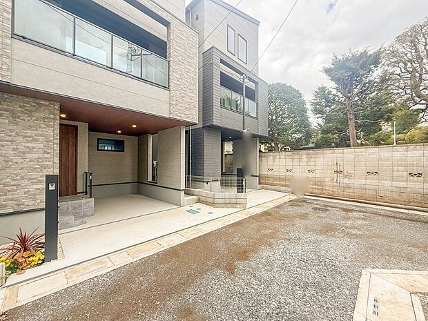 1号棟【前面道路】陽当りや通風性など各所に施された工夫で住みやすさを実現。部屋の大きさや周辺環境・街並など、資料には掲載していない情報が現地にはたくさんございます。是非ご確認下さい。