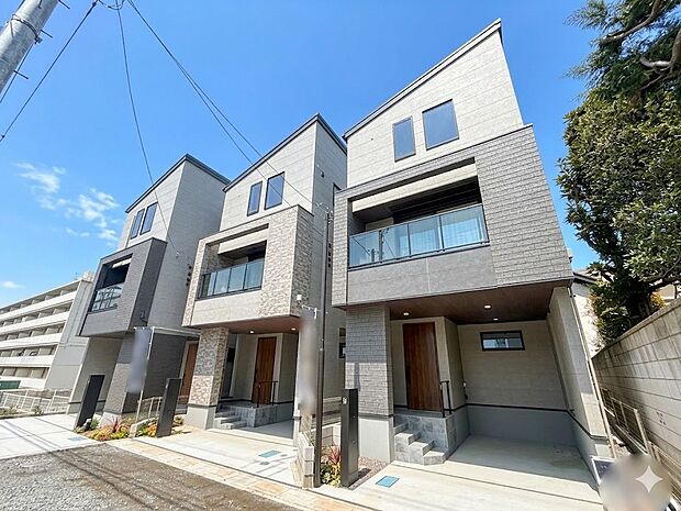 1号棟【外観】こちらの物件が少しでも気になるようでしたら、お気軽にお問合せください。人生でいちばん大きなお買い物ですので、ゆっくりご見学ください。ネット上の画像と実際の見学では、リアル感がま…