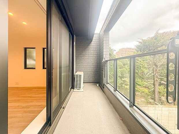1号棟【バルコニー】  バルコニーから差し込む陽光・通風は、住環境・快適性と共に有り続ける貴重な「財産」です。