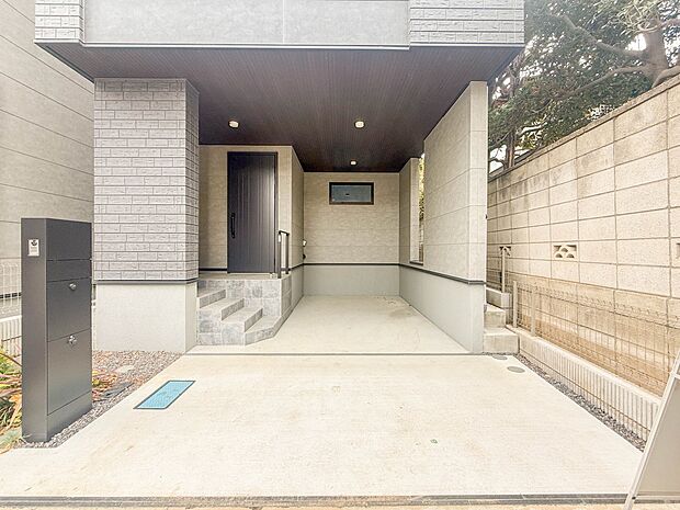 1号棟【駐車場】毎日の生活にマイカーが必須という方は、購入を検討する際、駐車場があることは大事な条件です。毎日の通勤や家族の送迎、買い物やお出かけなどクルマのある暮らしを満喫したい方は要チェ…