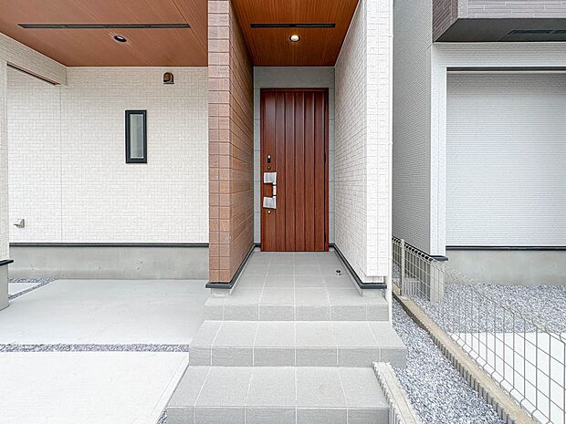 【玄関】玄関はおうちの顔と言われます。玄関アプローチは、外観デザインの印象を左右します。*CGにより晴天に加工しています