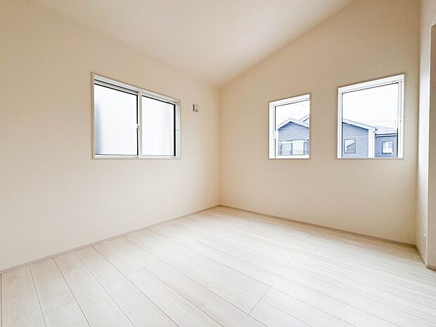 【子供部屋5.25帖】お子様のお部屋にぴったりなクロークを備えたフローリング仕様の洋室です。