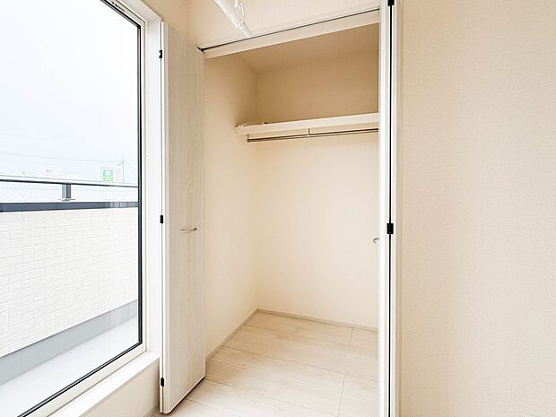 【収納】壁面クローゼットのメリットは、衣類が横一列に並ぶためひと目で洋服が選びやすいこと。衣類をたくさんお持ちの方も、限られたスペース内に無理なく収納することができます。
