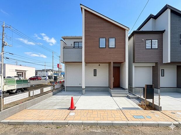 【外観】堂々たる趣ながら、主張し過ぎずどこか余裕を感じさせるシャープなフォルムで佇む邸宅は、晴天の空と照らし合わせる事で、本来あるべき完成形の姿を見せてくれます。*CGにより晴天に加工してい…
