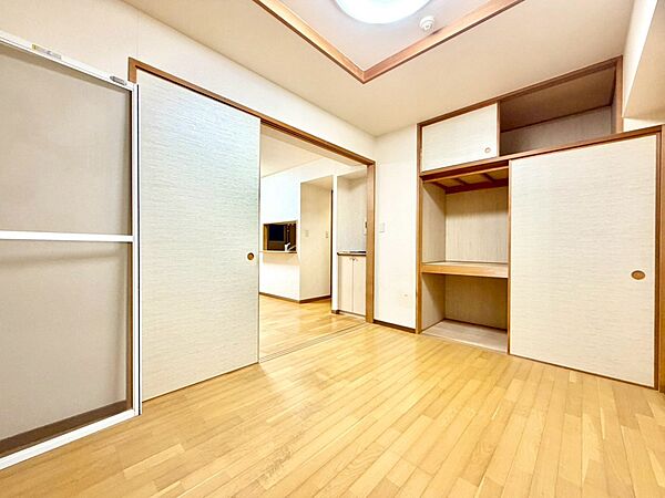 【リビング】うららかな陽射しがどのお部屋にも降り注ぎますように、快適さを追求した間取設計。得難い立地環境での生活を恵みの豊かな永住の地へと変えてくれます。