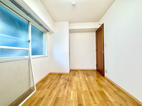 【寝室】充実した生活は伸びやかな居室空間から始まります。快適に・伸びやかに。心の潤いを求める方々へ。