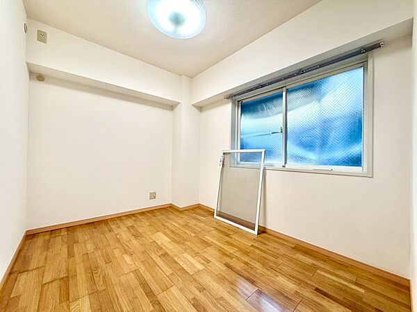 昨今のトレンドになりつつあるのが、広過ぎず、快適すぎない子ども部屋。勉強と寝るだけの部屋にすることで閉じこもりがなくなり、リビングで過ごす時間が増えると言われています。