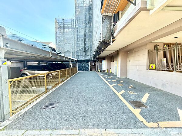 【駐車場】毎日の生活にマイカーが必須という方は、購入を検討する際、駐車場があることは大事な条件です。毎日の通勤や家族の送迎、買い物やお出かけなどクルマのある暮らしを満喫したい方は要チェック。…