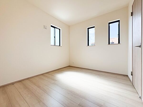 【子供部屋5.25帖】お子様のお部屋にぴったりなクロークを備えたフローリング仕様の洋室です。