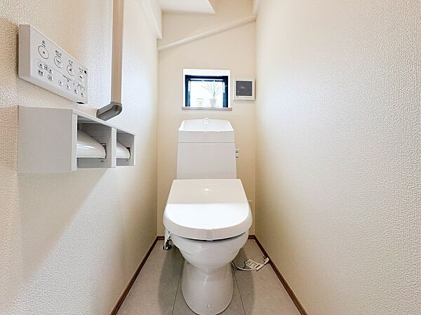 【トイレ】トイレ・ウォシュレット付。快適で衛生的な洗浄機能付温水シャワートイレです。