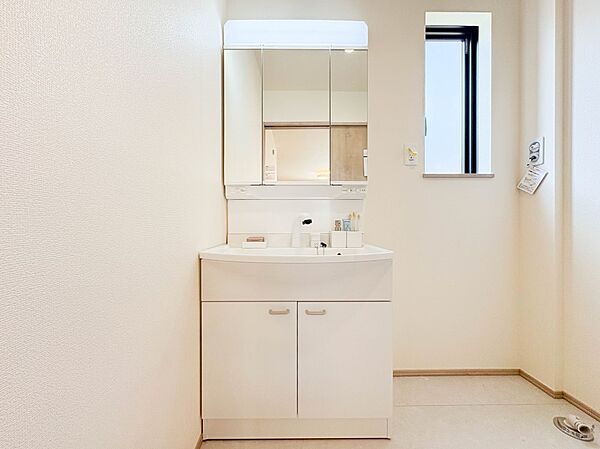 【洗面台】 十分な大きさの洗面台は、身だしなみチェックや歯磨きなど、朝の慌ただしい時間でもホテルライクなスペースで余裕とゆとりを感じて頂けます。
