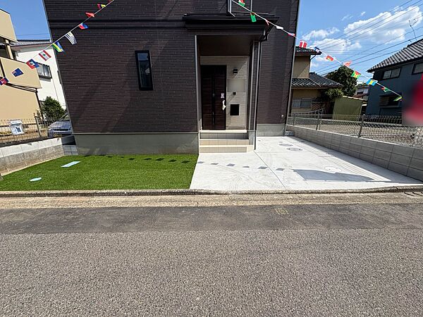 【駐車場】日々の暮らしにマイカーが必要。そんな方は物件の購入条件に駐車場は必須です。通勤に、家族のお迎えに、お買物に、おでかけに、クルマライフを楽しみたい方に。