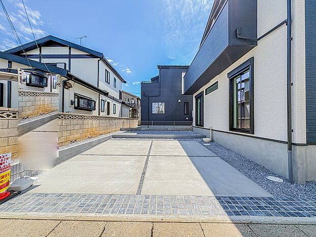 【駐車場】毎日の生活にマイカーが必須という方は、購入を検討する際、駐車場があることは大事な条件です。毎日の通勤や家族の送迎、買い物やお出かけなどクルマのある暮らしを満喫したい方は要チェック。…