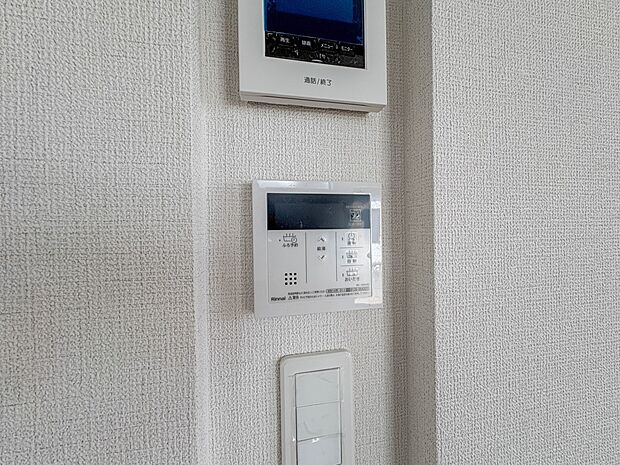 【オートバス】パネルからワンタッチで自動的にお湯張りができる設備。お風呂のお湯がたまったかどうかいちいち浴室へ確認に行かずにすみ、うっかりお湯を溢れさせてしまうこともなくなります。