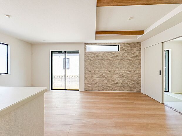2号棟【Living-dining-リビングダイニング】流行に左右されず、将来にわたって価値が継続する「上質」な佇まい。