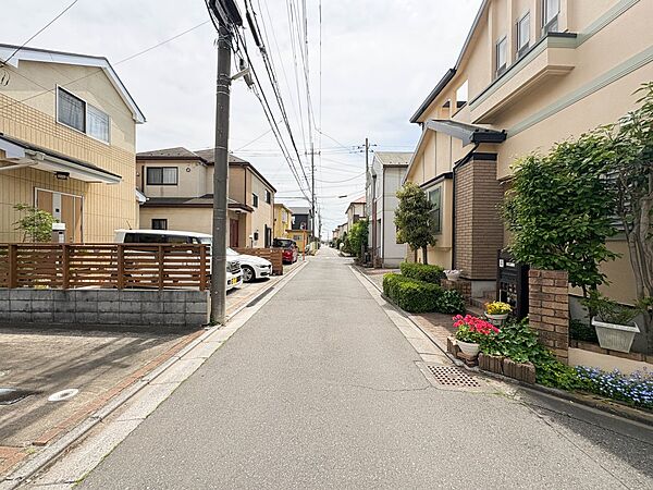 【前面道路】車の通行が少ないので、静かな住環境を維持することができます。