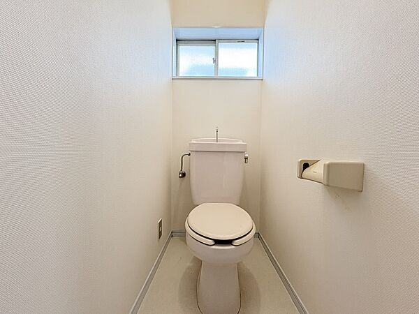 【トイレ】トイレはほどよい空間。居心地のよいスペースといえます。落ち着き、ホッとでき、我にかえる場所。トイレは自分をみつめる場所でもあるのです。
