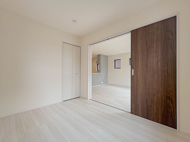 【子供部屋4.3帖】お子様のお部屋にぴったりなクロークを備えたフローリング仕様の洋室です。