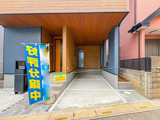 【駐車場】毎日の生活にマイカーが必須という方は、購入を検討する際、駐車場があることは大事な条件です。毎日の通勤や家族の送迎、買い物やお出かけなどクルマのある暮らしを満喫したい方は要チェック。…