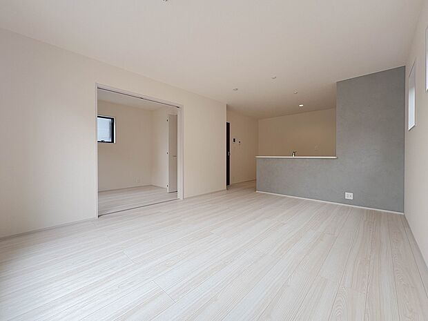 【リビングダイニング15.7帖】シンプルなデザインの家は風情がある。住む人のこだわりを感じる。外観も内装もいたってシンプル。居心地がよく、家事や趣味、子育てなどにも集中できる。家も人間も熟成…