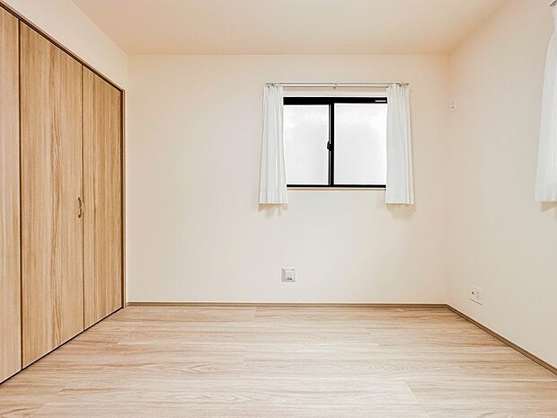 【子供部屋5.62帖】お子様のお部屋にぴったりなクロークを備えたフローリング仕様の洋室です。