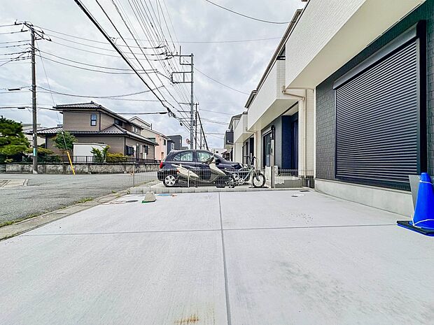【駐車場】毎日の生活にマイカーが必須という方は、購入を検討する際、駐車場があることは大事な条件です。毎日の通勤や家族の送迎、買い物やお出かけなどクルマのある暮らしを満喫したい方は要チェック。…