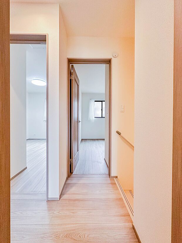 【2階廊下】洋室や階段に続いています。