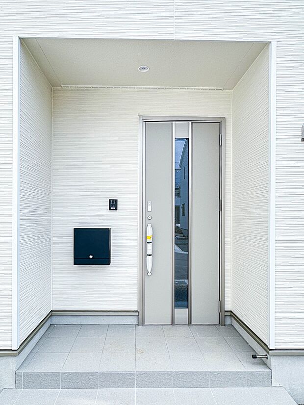 【玄関】玄関へ向かうまでのアプローチに漂う上質が期待感をもたせます。玄関は建物の顔。落着きを醸し出した自己主張が心に訴えてきます。